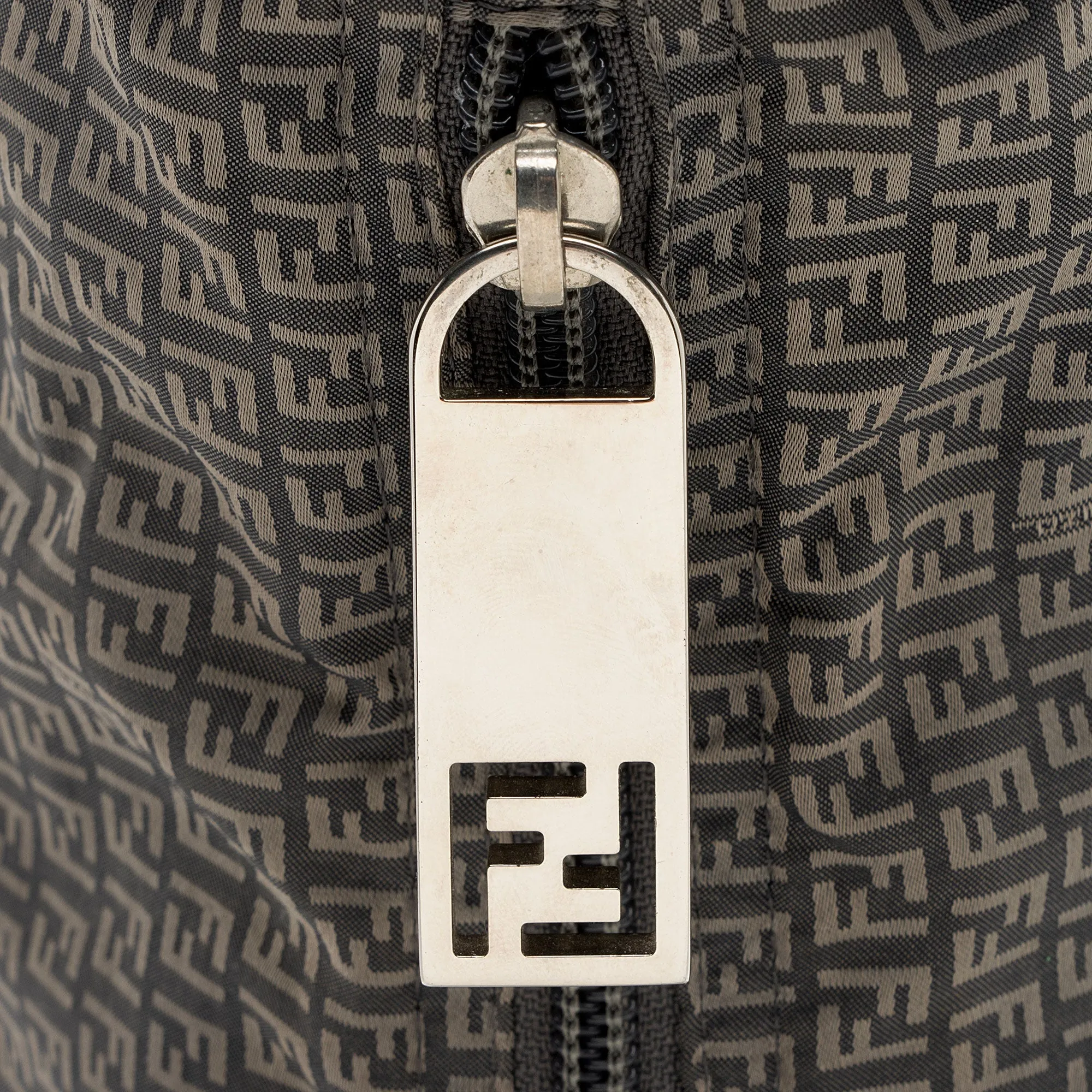 Fendi Nylon Zucchino Messenger (SHF-hFuRrv)