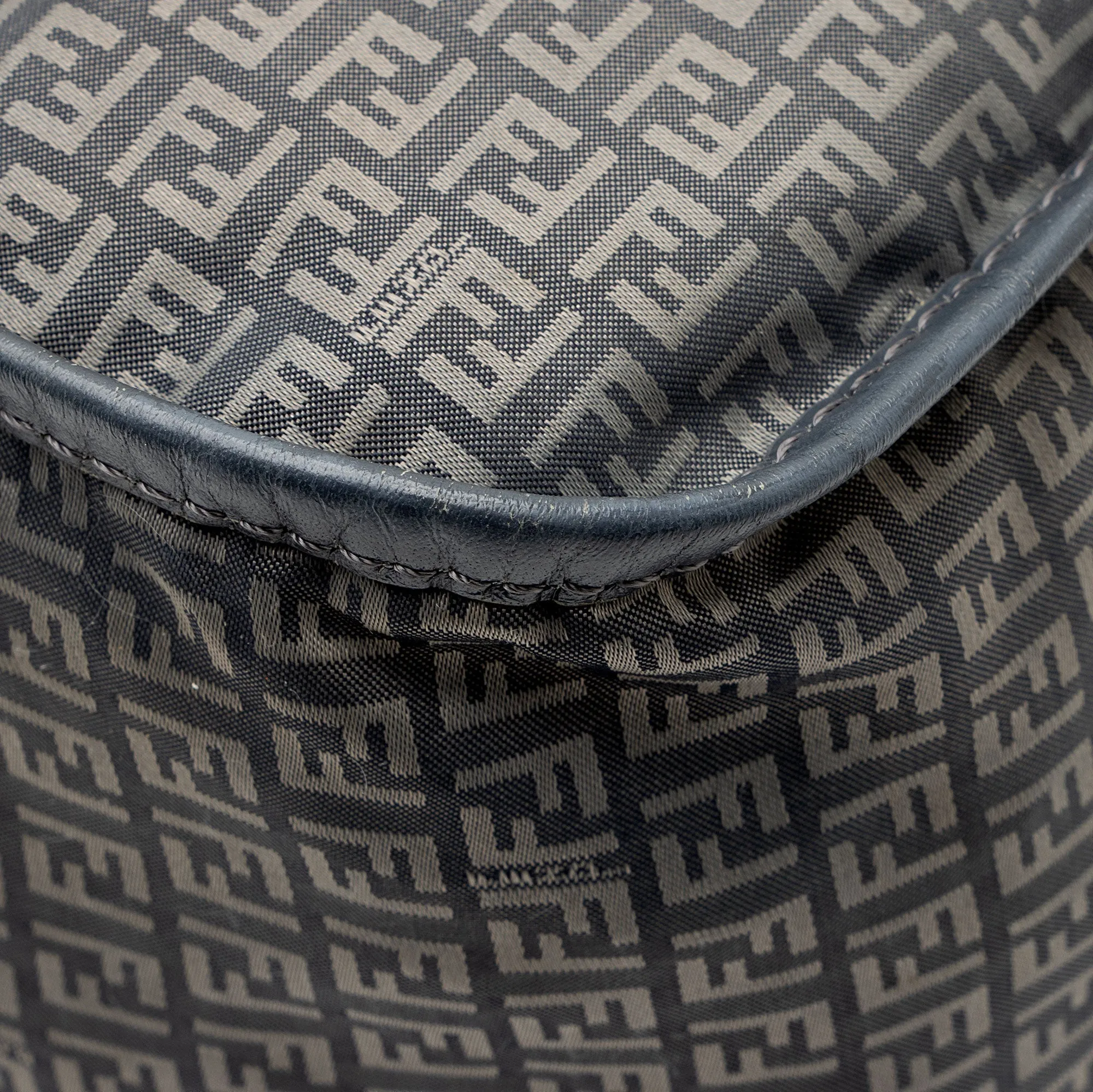 Fendi Nylon Zucchino Messenger (SHF-hFuRrv)
